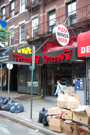 The exterior of the iPizzaNY store